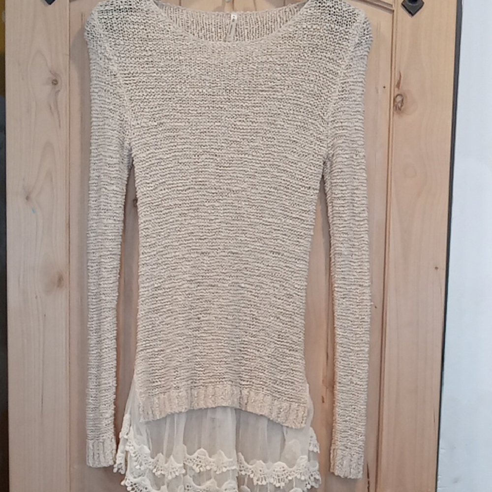 Chic Cream Knit Sweater with Lace Hem